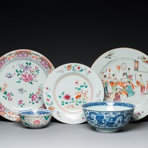 Three Chinese famille rose dishes and two bowls, Qianlong and later — photo 1
