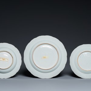 Three Chinese famille rose dishes and two plates with floral design, Qianlong — 照片 5