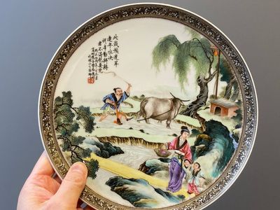 Three Chinese famille rose dishes, signed Zeng Fuqing 曾福慶 and Le Tao Zhai 樂陶齋 seal marks, dated 1946 and 1947 — photo 12