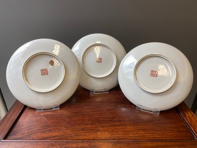 Three Chinese famille rose dishes, signed Zeng Fuqing 曾福慶 and Le Tao Zhai 樂陶齋 seal marks, dated 1946 and 1947 — photo 2