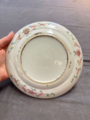Three Chinese famille rose dishes, two plates, and a saucer, various marks, 19th C. — foto 11