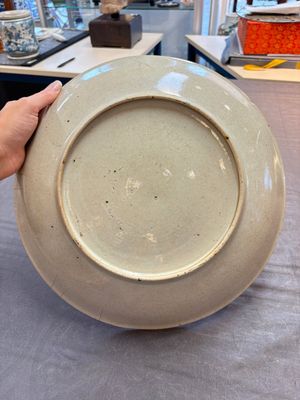 Three Chinese famille rose dishes, two plates, and a saucer, various marks, 19th C. — foto 2