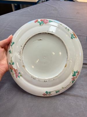 Three Chinese famille rose dishes, two plates, and a saucer, various marks, 19th C. — foto 9