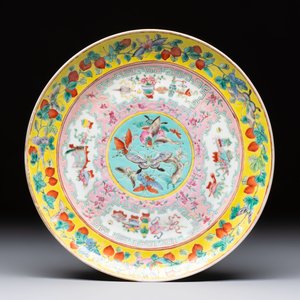 Three Chinese famille rose dishes, two plates, and a saucer, various marks, 19th C. — foto 4