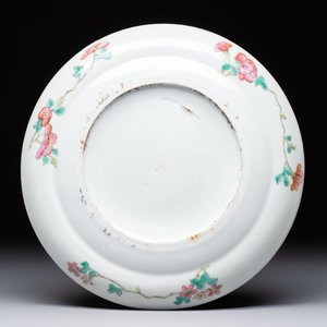 Three Chinese famille rose dishes, two plates, and a saucer, various marks, 19th C. — foto 5