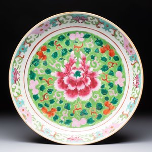 Three Chinese famille rose dishes, two plates, and a saucer, various marks, 19th C. — foto 6