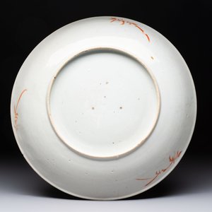 Three Chinese famille rose dishes, two plates, and a saucer, various marks, 19th C. — foto 7