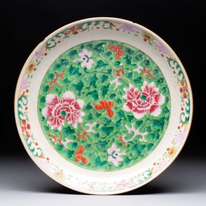 Three Chinese famille rose dishes, two plates, and a saucer, various marks, 19th C. — foto 10