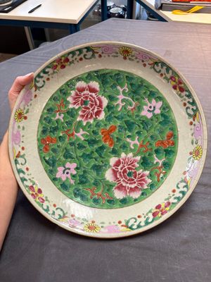 Three Chinese famille rose dishes, two plates and a saucer, various marks, 19th C. — 照片 1