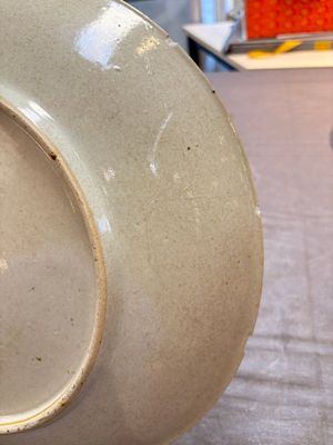 Three Chinese famille rose dishes, two plates and a saucer, various marks, 19th C. — 照片 3