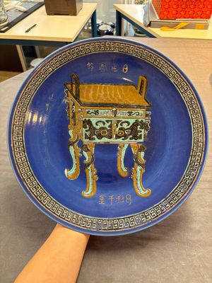 Three Chinese famille rose dishes, two plates and a saucer, various marks, 19th C. — 照片 4
