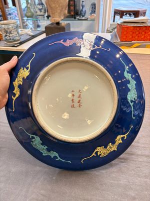 Three Chinese famille rose dishes, two plates and a saucer, various marks, 19th C. — 照片 5