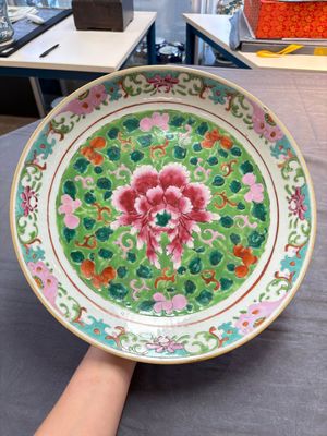 Three Chinese famille rose dishes, two plates and a saucer, various marks, 19th C. — 照片 6