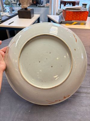 Three Chinese famille rose dishes, two plates and a saucer, various marks, 19th C. — 照片 7