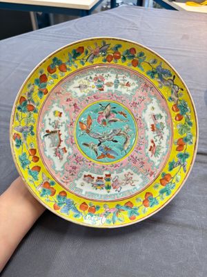 Three Chinese famille rose dishes, two plates and a saucer, various marks, 19th C. — 照片 8