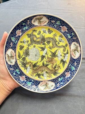 Three Chinese famille rose dishes, two plates and a saucer, various marks, 19th C. — 照片 10