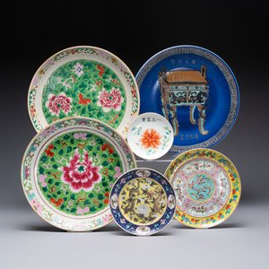 Three Chinese famille rose dishes, two plates and a saucer, various marks, 19th C. — 照片 1