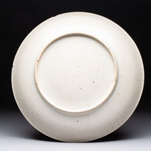 Three Chinese famille rose dishes, two plates and a saucer, various marks, 19th C. — 照片 11