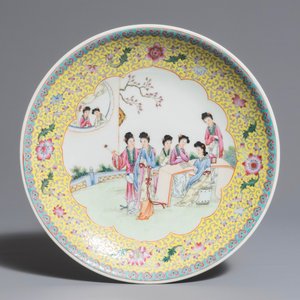Three Chinese famille rose dishes with ladies in a garden, Qianlong marks, Republic, 20th C. — 照片 4