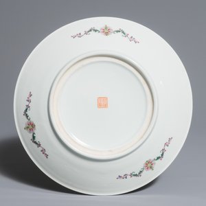 Three Chinese famille rose dishes with ladies in a garden, Qianlong marks, Republic, 20th C. — 照片 5