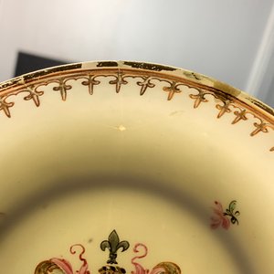 Three Chinese famille rose Dutch market cups and saucers and a porridge plate, arms of Velingius-Visch, Qianlong — 照片 12