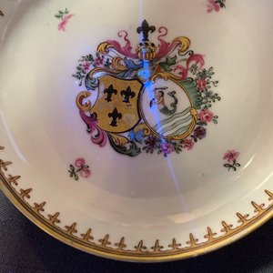 Three Chinese famille rose Dutch market cups and saucers and a porridge plate, arms of Velingius-Visch, Qianlong — 照片 14