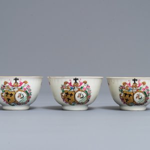 Three Chinese famille rose Dutch market cups and saucers and a porridge plate, arms of Velingius-Visch, Qianlong — 照片 4