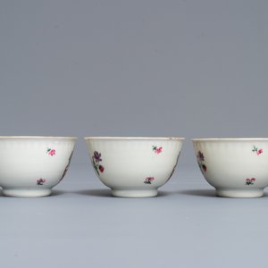 Three Chinese famille rose Dutch market cups and saucers and a porridge plate, arms of Velingius-Visch, Qianlong — 照片 5