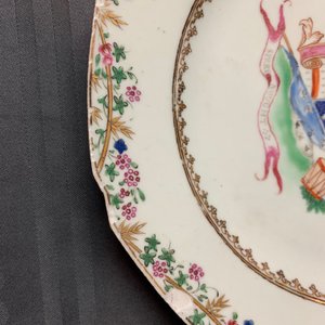 Three Chinese famille rose English market armorial plates and dishes, Qianlong — 照片 18