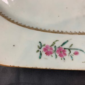Three Chinese famille rose English market armorial plates and dishes, Qianlong — 照片 25