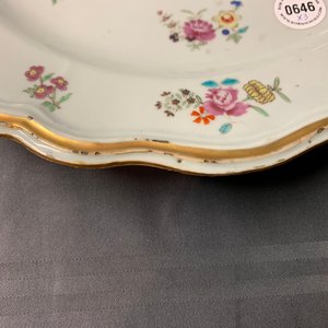 Three Chinese famille rose English market armorial plates and dishes, Qianlong — 照片 10