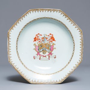 Three Chinese famille rose English market armorial plates and dishes, Qianlong — 照片 4