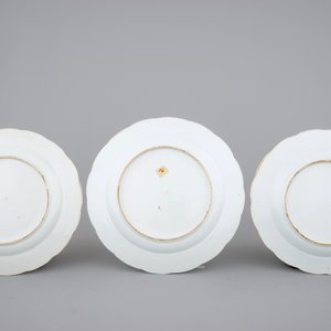 Three Chinese famille rose export porcelain dishes, Qianlong, 18th C. — foto 3