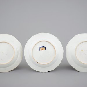 Three Chinese famille rose export porcelain plates, Qianlong, 18th C — 照片 2