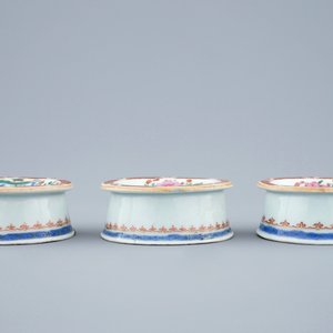 Three Chinese famille rose export porcelain salts, Qianlong, 18th C. — 照片 2