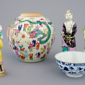 Three Chinese famille rose figures, a ginger jar and a blue and white lotus bowl, 18/19th C. — photo 1