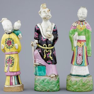 Three Chinese famille rose figures, a ginger jar and a blue and white lotus bowl, 18/19th C. — photo 2