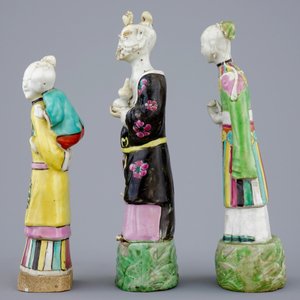 Three Chinese famille rose figures, a ginger jar and a blue and white lotus bowl, 18/19th C. — photo 3