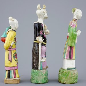 Three Chinese famille rose figures, a ginger jar and a blue and white lotus bowl, 18/19th C. — photo 5