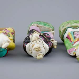 Three Chinese famille rose figures, a ginger jar and a blue and white lotus bowl, 18/19th C. — photo 6