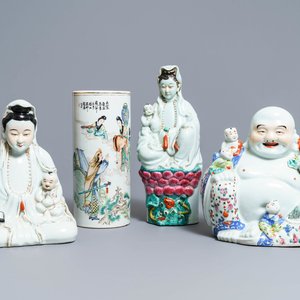 Three Chinese famille rose figures and a qianjiang cai hat stand, 19/20th C. — photo 1