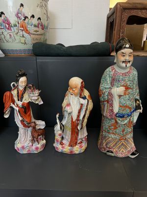 Three Chinese famille rose figures of deities, Deng Yifu 鄧義福 mark, 19th C. — foto 1