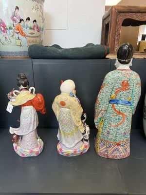 Three Chinese famille rose figures of deities, Deng Yifu 鄧義福 mark, 19th C. — foto 3
