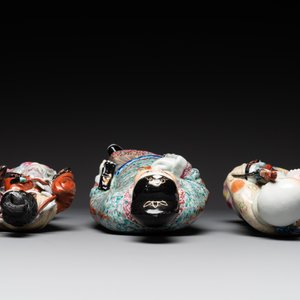 Three Chinese famille rose figures of deities, Deng Yifu 鄧義福 mark, 19th C. — foto 3