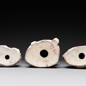 Three Chinese famille rose figures of deities, Deng Yifu 鄧義福 mark, 19th C. — foto 4