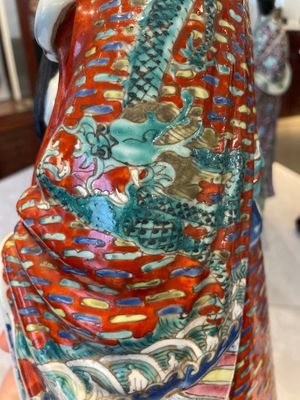 Three Chinese famille rose figures of star gods and a lady, Zhu Mao Ji Zao 朱茂記造 mark, Republic — foto 13