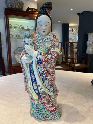 Three Chinese famille rose figures of star gods and a lady, Zhu Mao Ji Zao 朱茂記造 mark, Republic — foto 17