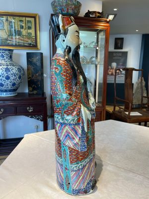 Three Chinese famille rose figures of star gods and a lady, Zhu Mao Ji Zao 朱茂記造 mark, Republic — foto 2