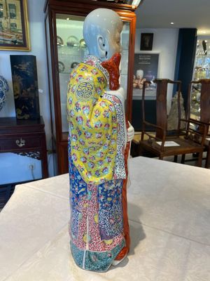 Three Chinese famille rose figures of star gods and a lady, Zhu Mao Ji Zao 朱茂記造 mark, Republic — foto 34