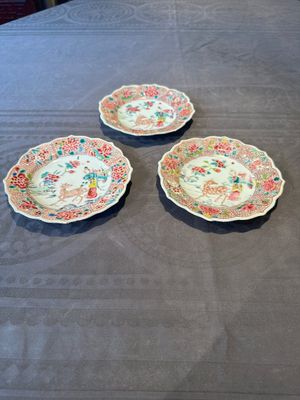 Three Chinese famille rose flower-shaped 'He Xiangu' plates, Yongzheng — photo 1